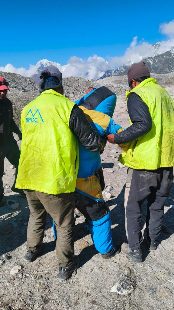 Dawa Sherpa con le squadre dell