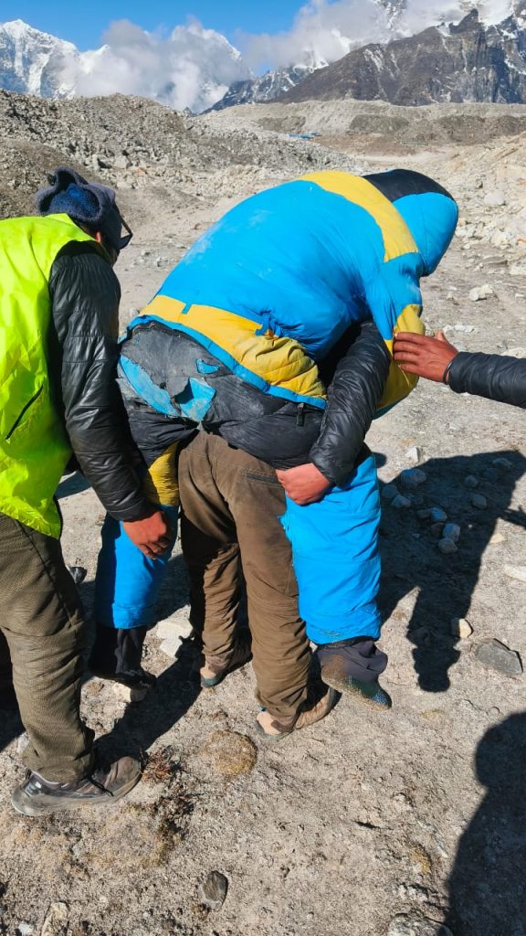 Dawa Sherpa con le squadre dell