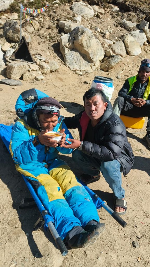 Dawa Sherpa con le squadre dell