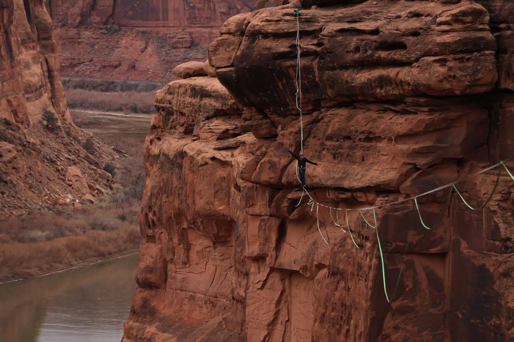 Sulla Slackline. Foto Facebook Andy Lewis