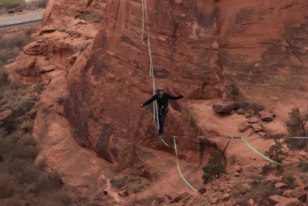 Sulla Slackline. Foto Facebook Andy Lewis
