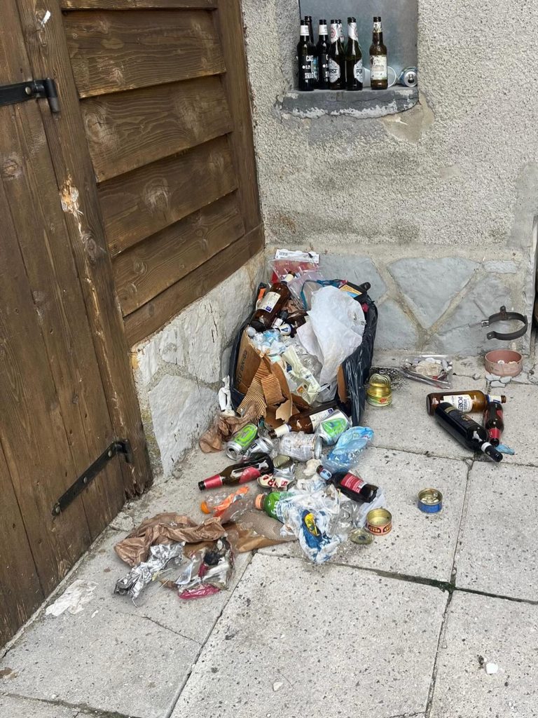 Incivili al Rifugio Coldai - Foto FB Rifugio Coldai