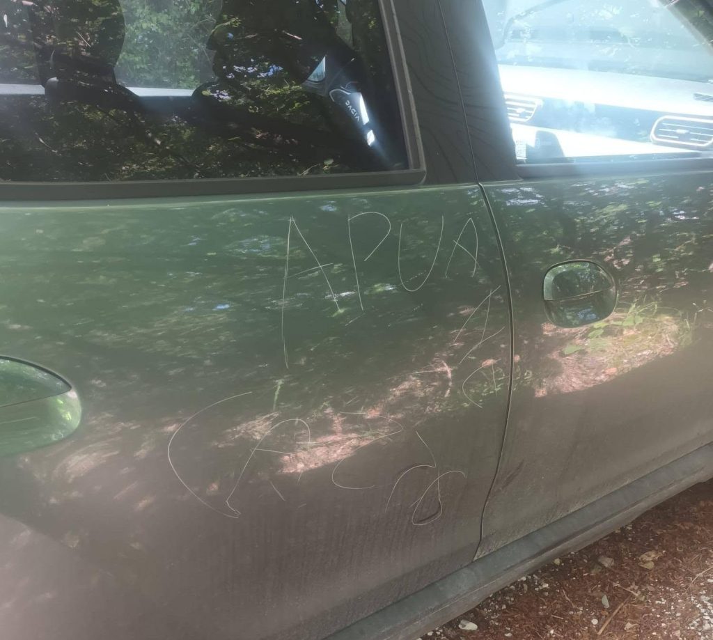 Una delle auto vandalizzate. Foto CAI Toscana