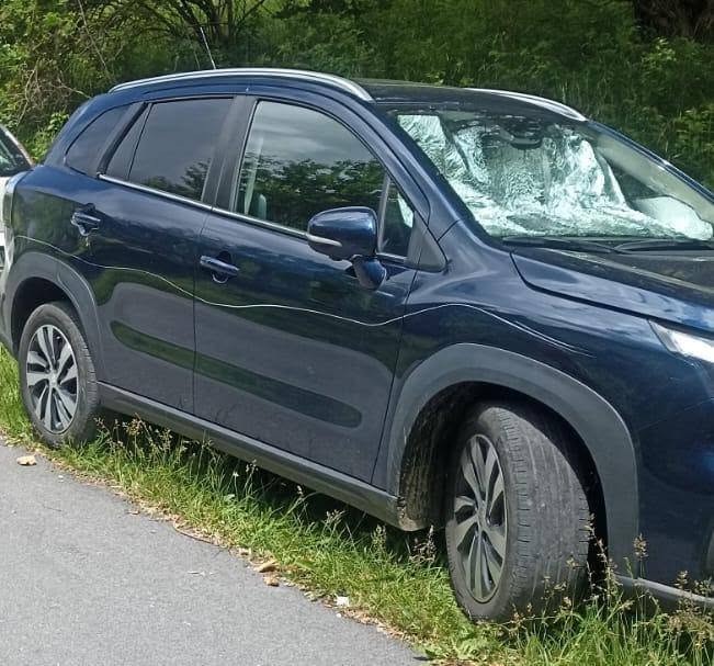 Una delle auto vandalizzate. Foto CAI Toscana