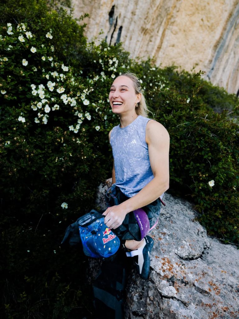 Janja Garnbret felice dopo aver completato Bibliographie. Foto Redbull.