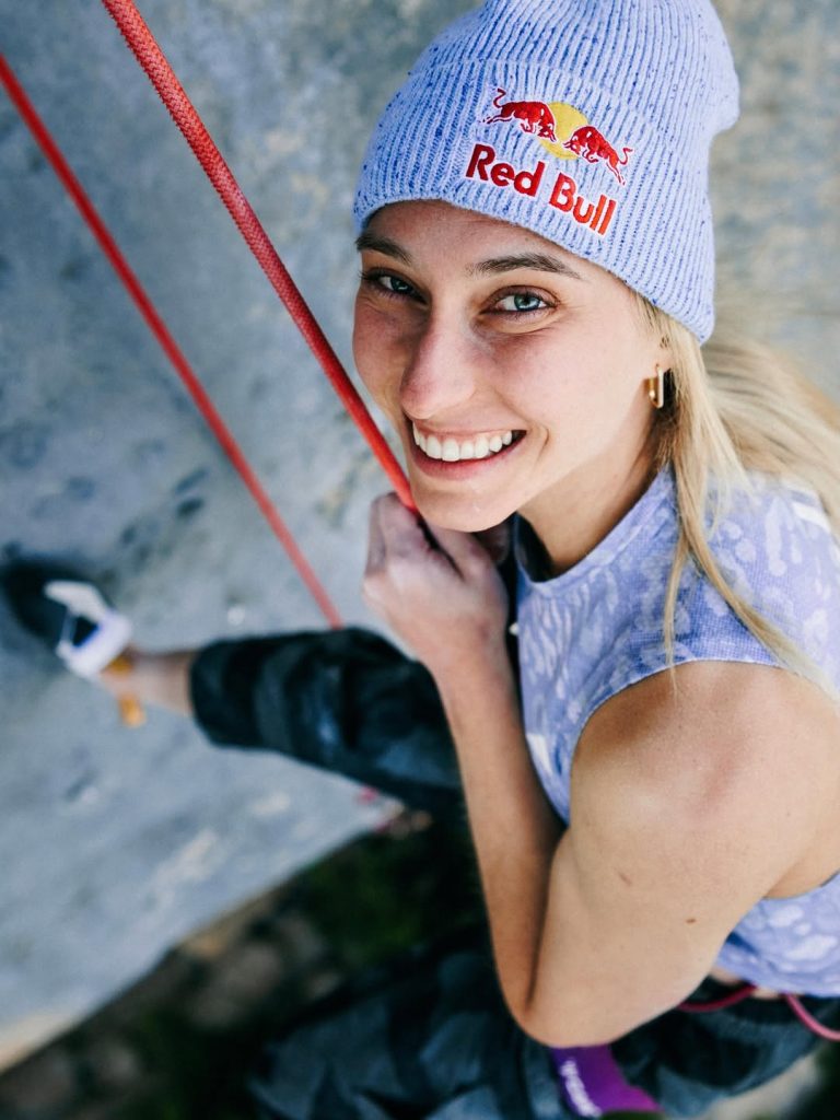 Janja Garnbret felice dopo aver completato Bibliographie. Foto Redbull.