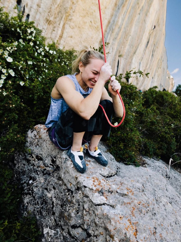 Janja Garnbret felice dopo aver completato Bibliographie. Foto Redbull.