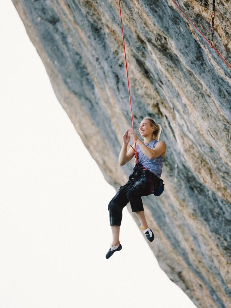 Janja Garnbret felice dopo aver completato Bibliographie. Foto Redbull.