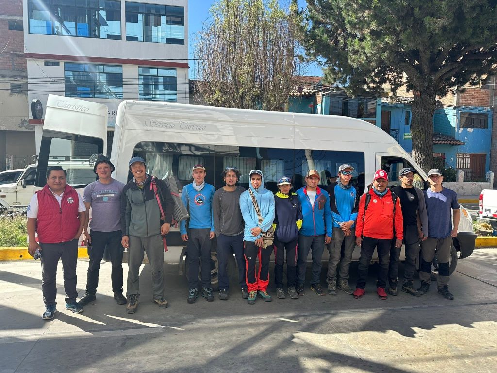La squadra di soccorso. Foto Associazione delle Guide di Montagna del Perù