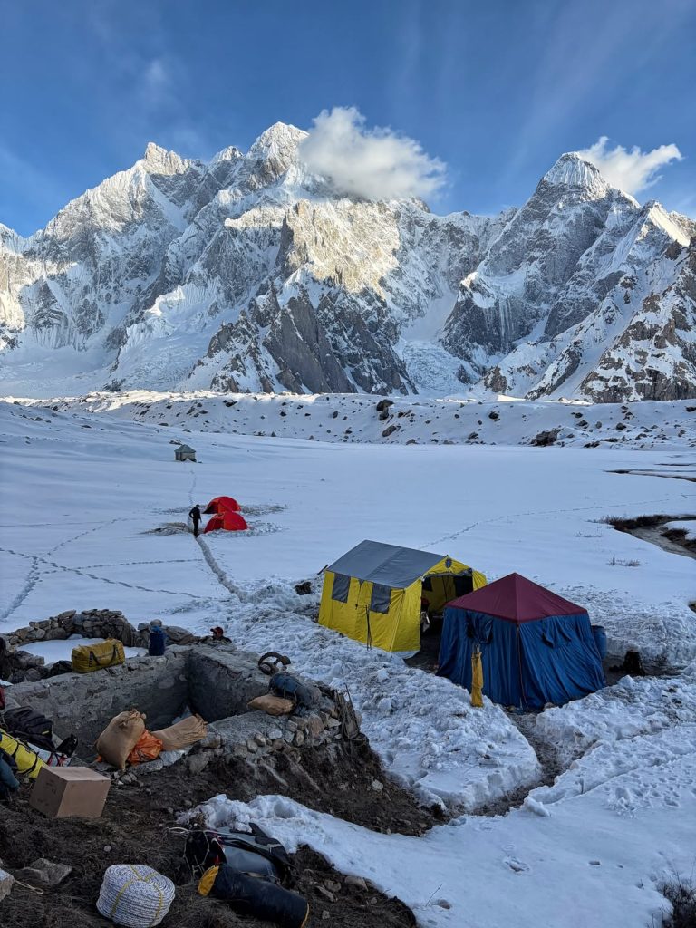 Il campo base, sullo sfondo il K7. Foto Instagram Colin Haley
