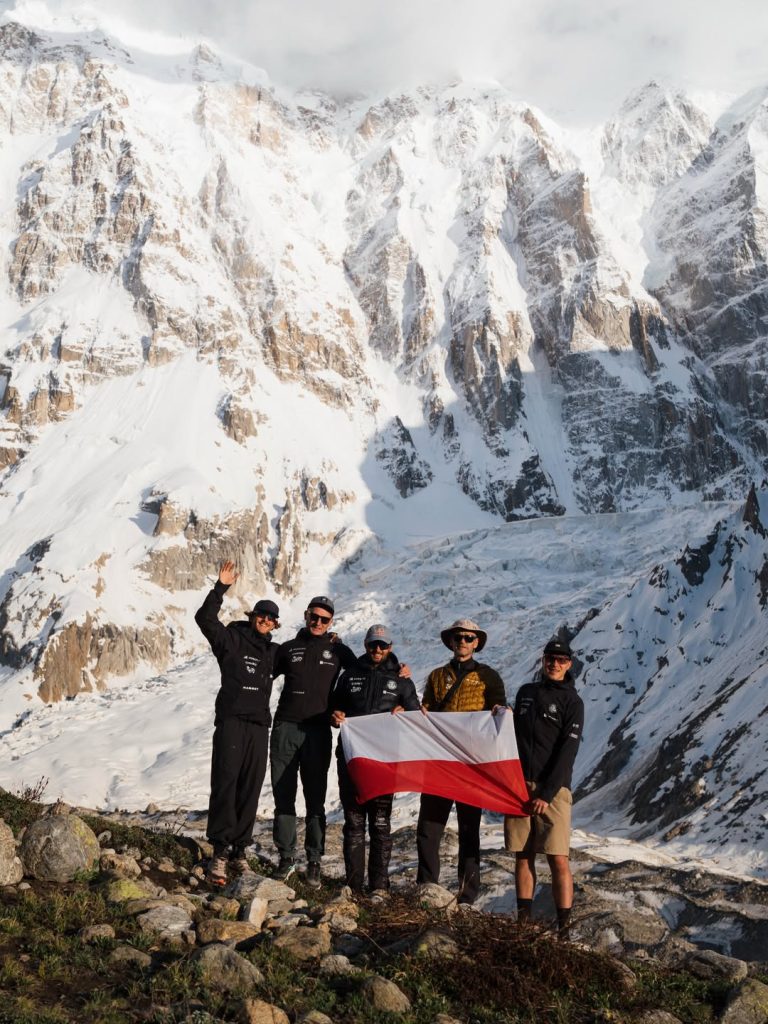 Il team a campo base. La parete Diamir del Nanga Parbat. Foto Instagram Andrzej Bargiel