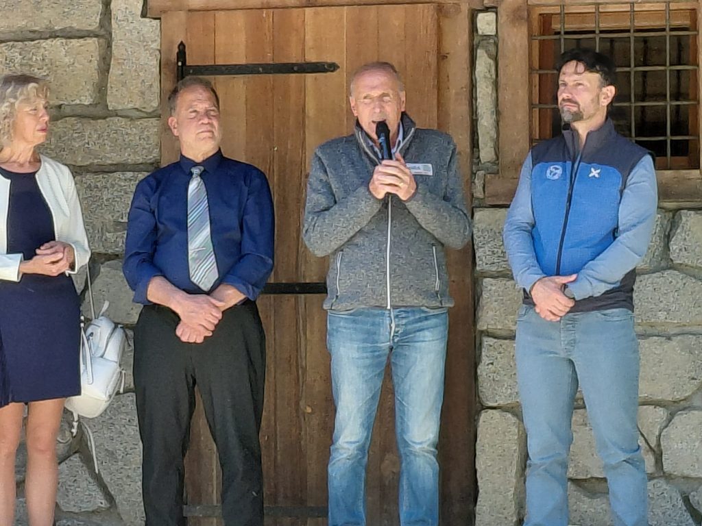 La cerimonia di consegna dei defibrillatori