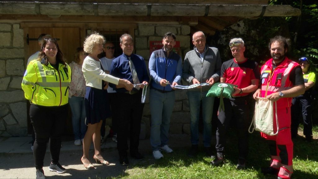 La cerimonia di consegna dei defibrillatori