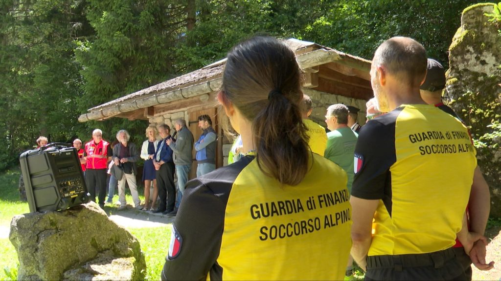 La cerimonia di consegna dei defibrillatori
