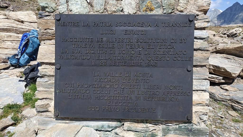 La targa che ricorda la fuga di Einaudi. Foto Wikimedia Commons