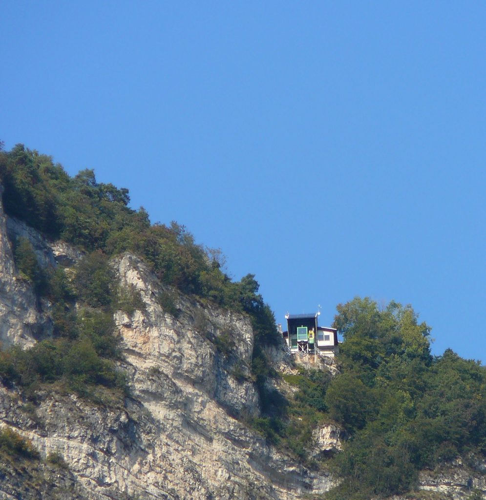 La stazione di monte della funivia Mezzocorona-Monte. Foto Wikimedia Comona