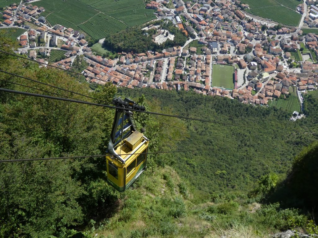 La funivia Mezzocorona-Monte. Foto Wikimedia Comona