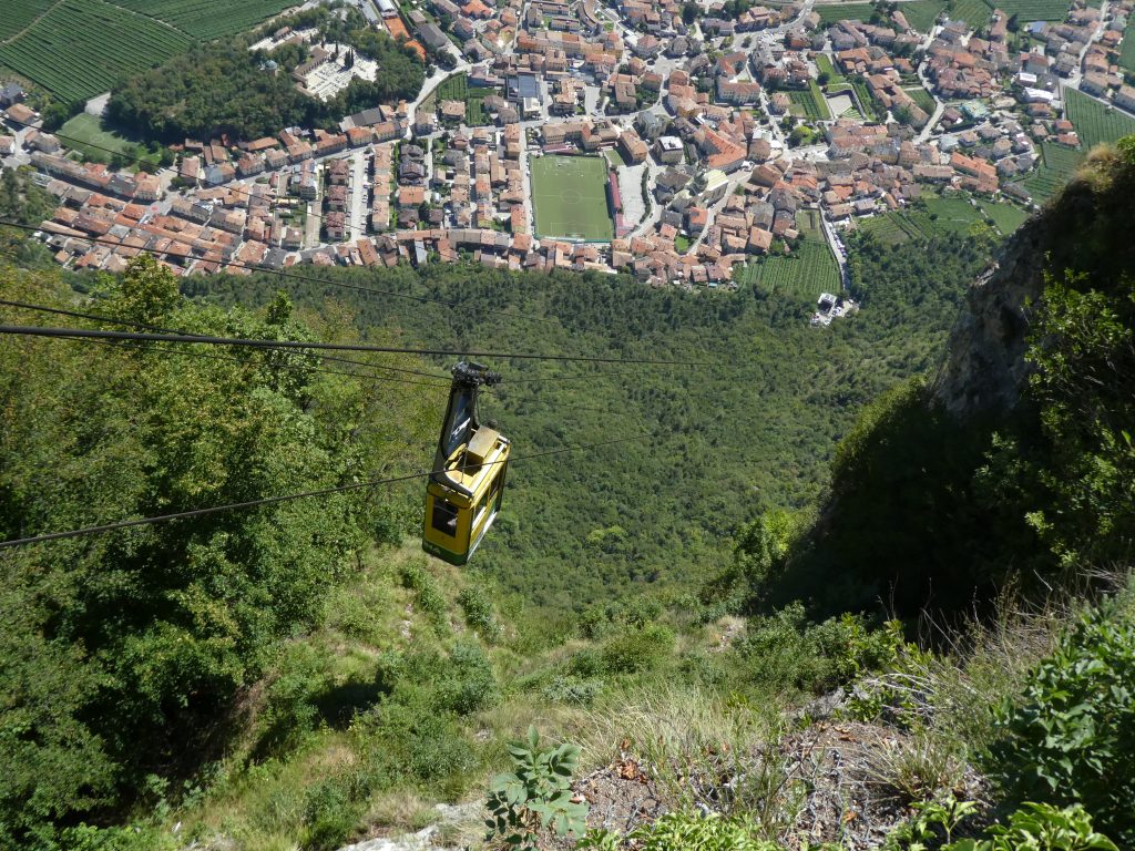 La funivia Mezzocorona-Monte. Foto Wikimedia Comona