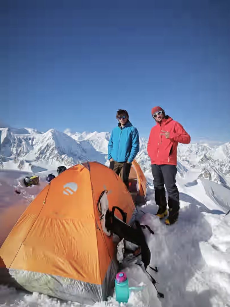 In salita sul Sulu Peak. Foto archivio Della Bordella/Grasso/Ducoli/Mauri