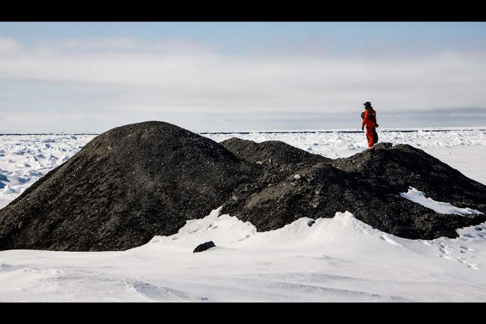 I ricercatori esaminano un iceberg con detriti sulla sua superficie nello stretto di Fram - Foto Istituto Alfred Wegener / Mario Hoppmann