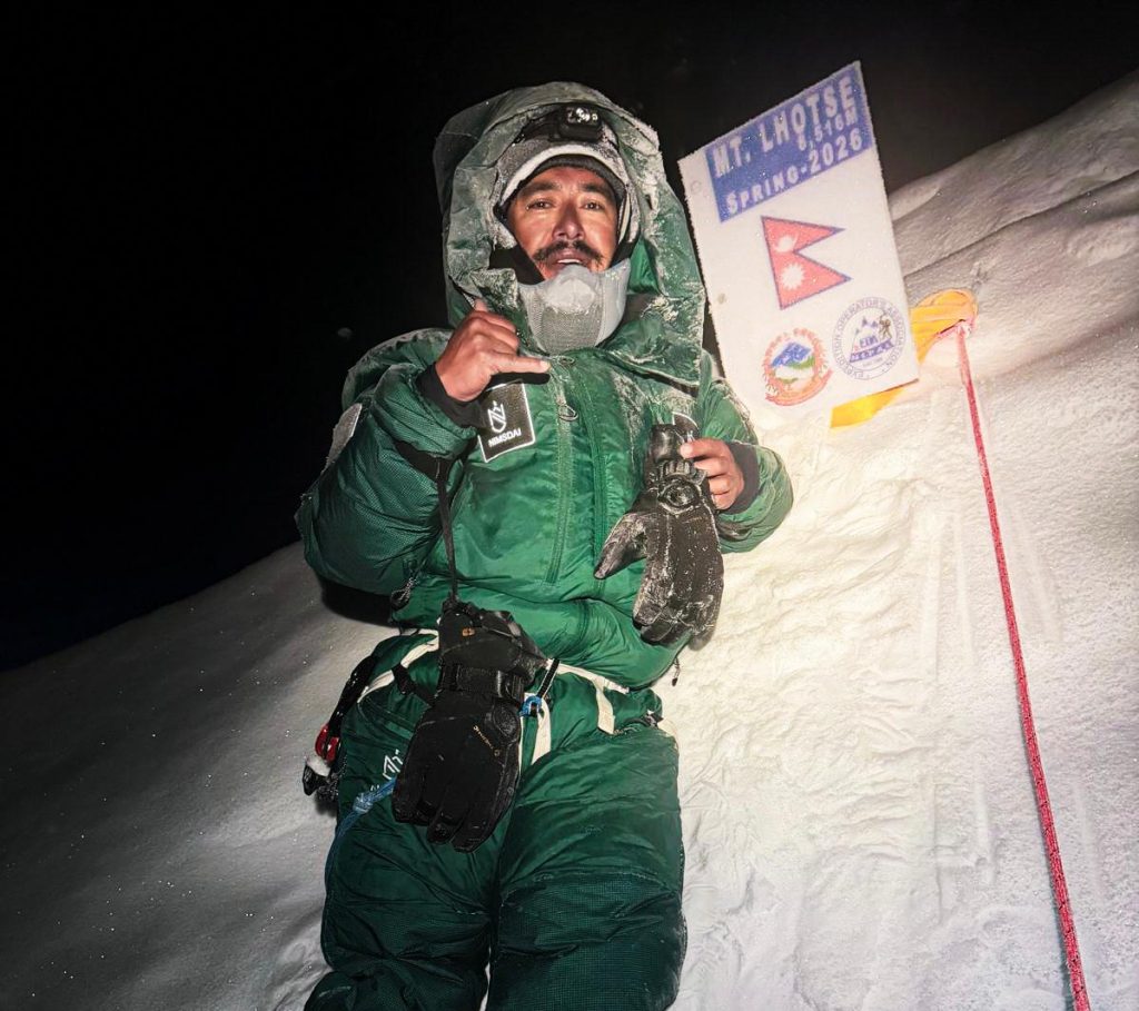 NIrmal Purja in cima al Lhotse. Foto Nimsdai Purya