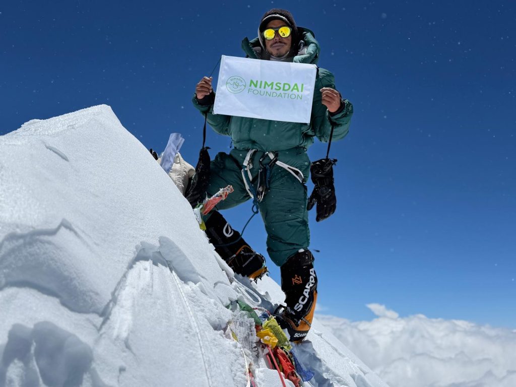 Nirmal Purja in cima al Makalu. Foto Nimsdai Purya