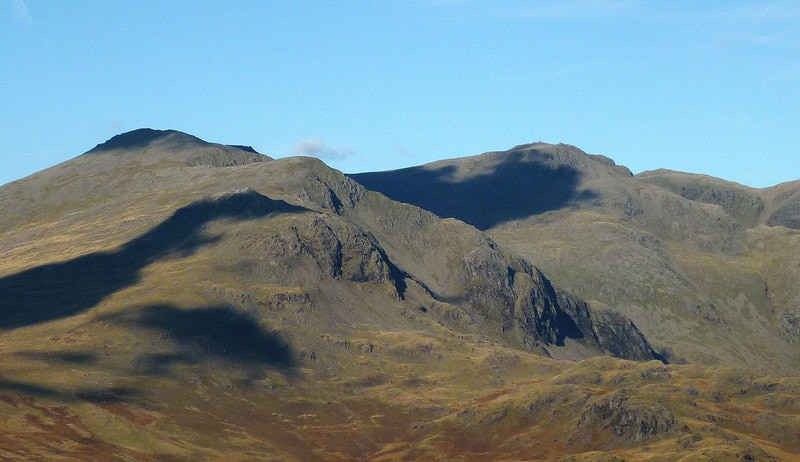 Scafell Pike - Foto Harter Fell by Karl and Ali - Wikimedia Commons, CC BY-SA 2.0