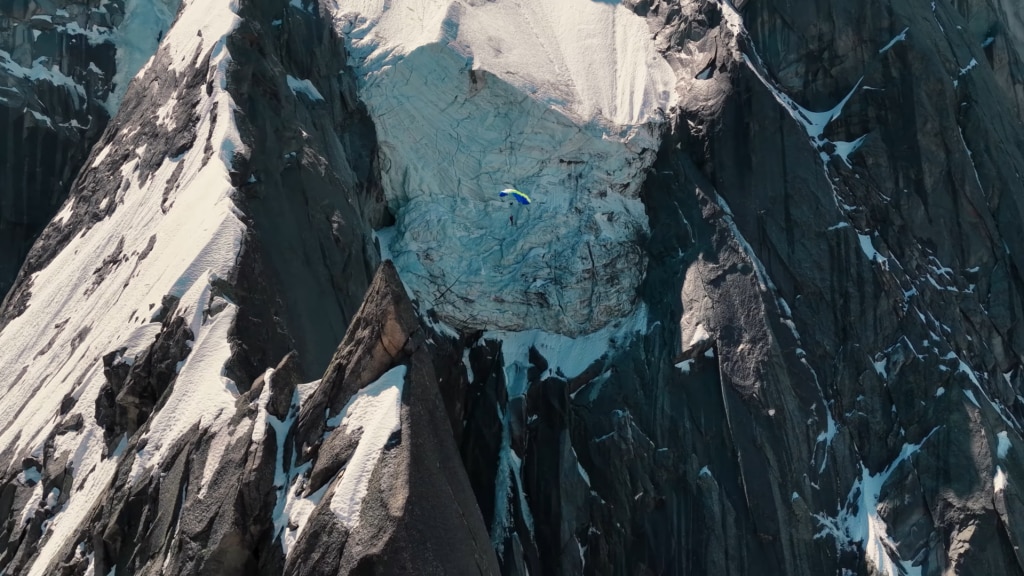 In volo, sullo sfondo il grande seracco della parete nord