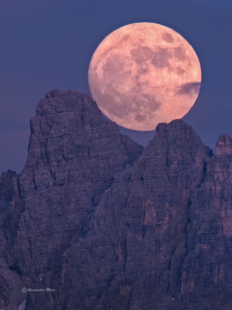 Un Plenilunio della Luna Blu all'Apogeo sugli Spalti di Toro, Dolomiti d’Oltre Piave - Foto Alessandra Masi