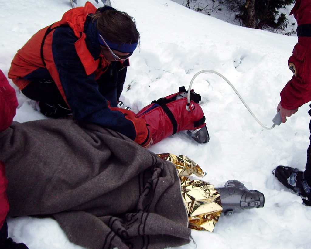 Coperta termica e soccorso in quota - foto René Kieselmann rmk (Bergwacht Schwarzwald e.V., BWS) - photo taken by rmk - Wikimedia Commons, CC BY-SA 3.0