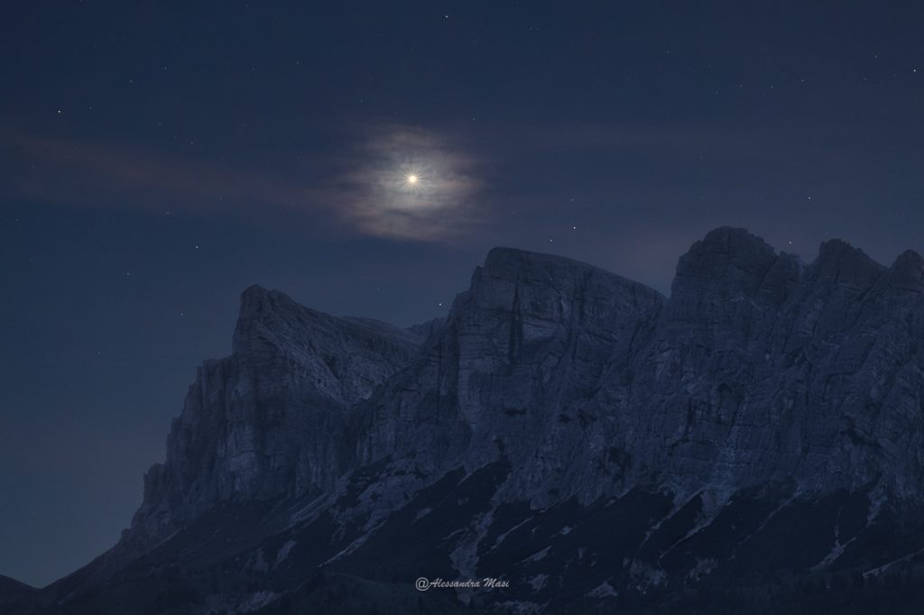 Venere si avvicina alle Rocchette mentre sottili velature trasformano la sua luce in una delicata corona, regalando un ultimo istante di meraviglia prima del tramonto. 13 giugno 2026 - Foto Alessandra Masi