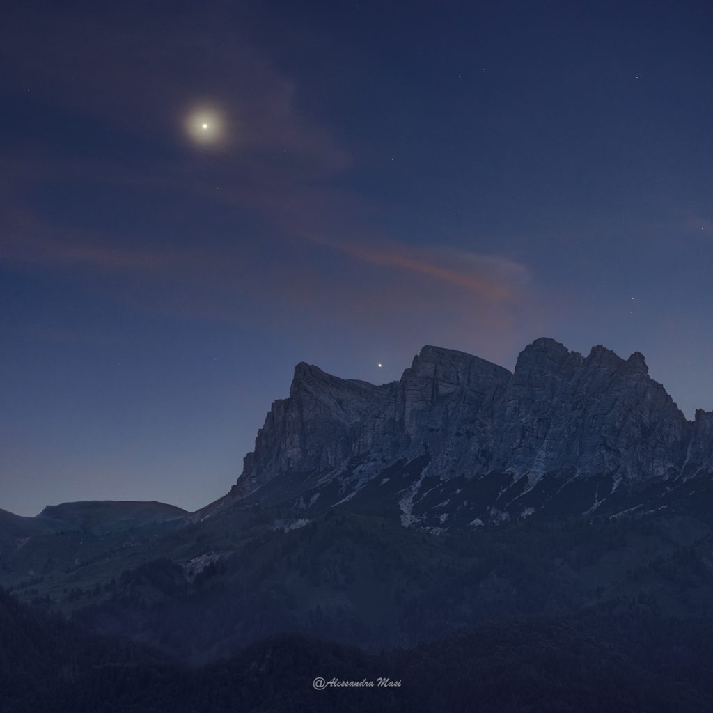 Sopra le Rocchette, Venere e Giove accompagnano il crepuscolo. Le sottili velature del cielo impreziosiscono Venere con una delicata aureola che rende la scena ancora più affascinante. 13 giugno 2026 - Foto Alessandra Masi
