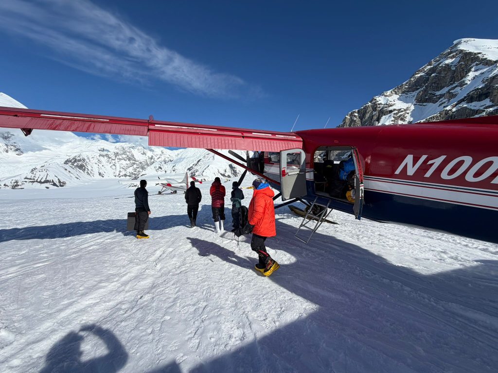 Atterraggio sul ghiacciaio, nei pressi del campo base del Denali. Foto Simone Moro