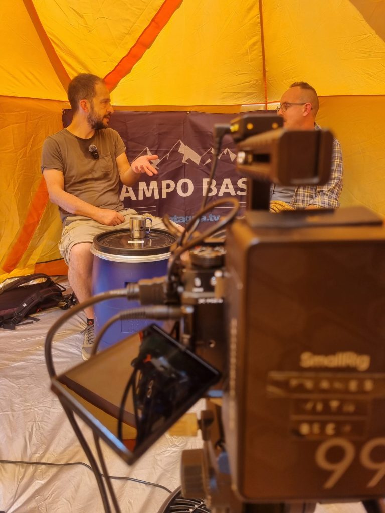 Durante la registrazione del podcast. Foto Francesco Quaglino