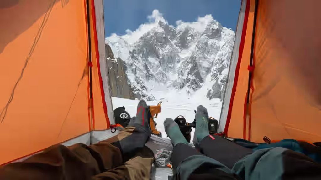 Relax al campo base. Foto Della Bordella/Ducoli/Grasso/Mauri