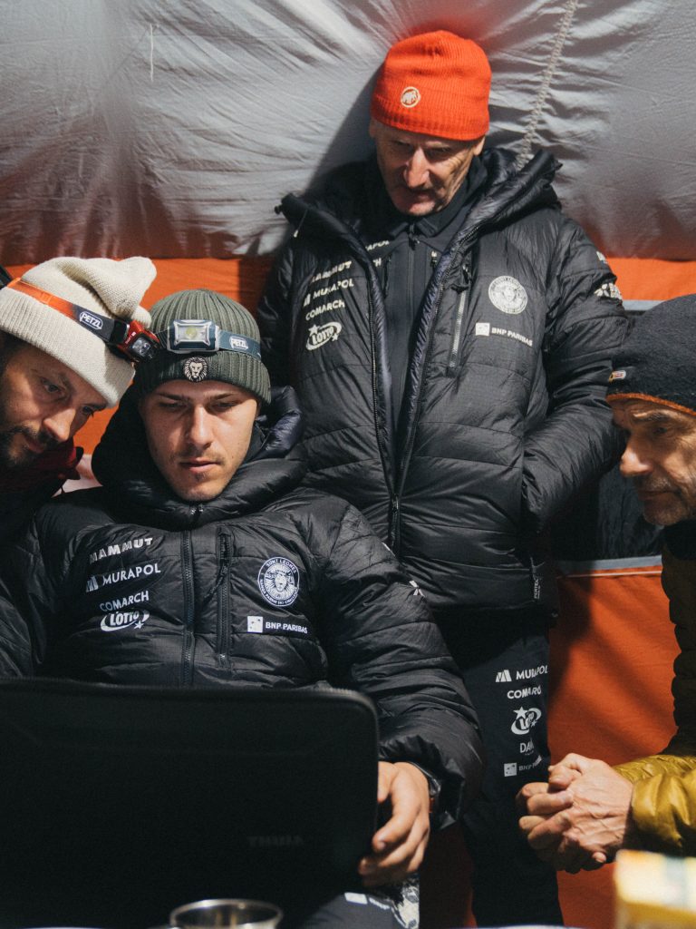 Il team a campo base. Foto Instagram Andrzej Bargiel