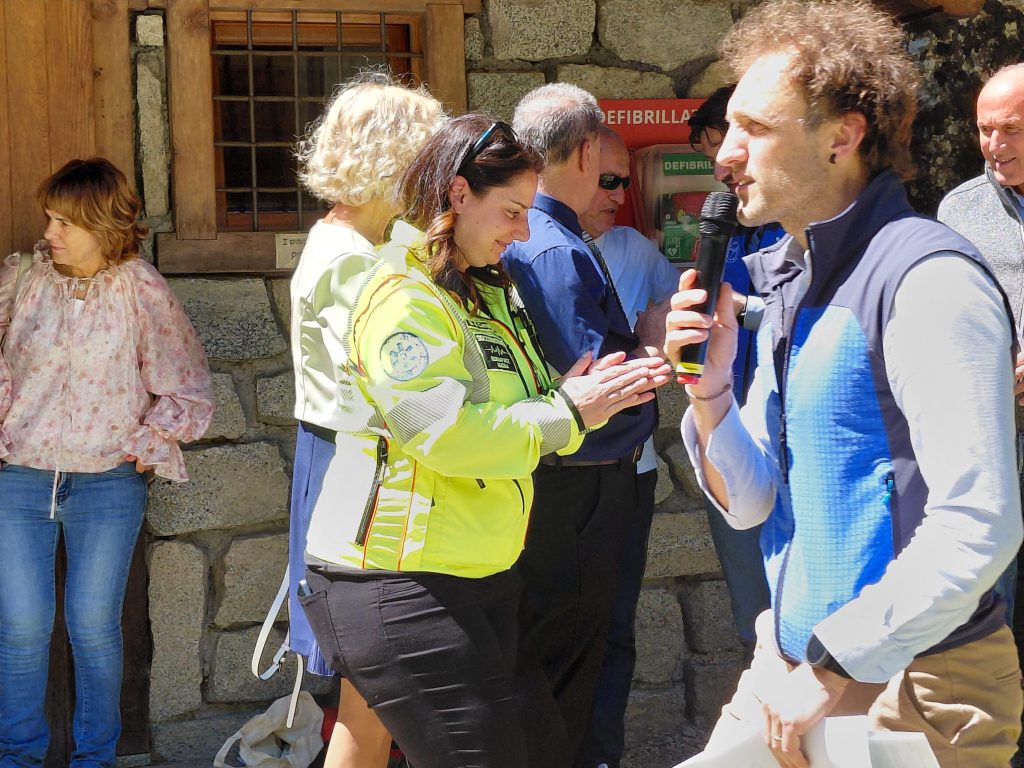 La cerimonia di consegna dei defibrillatori