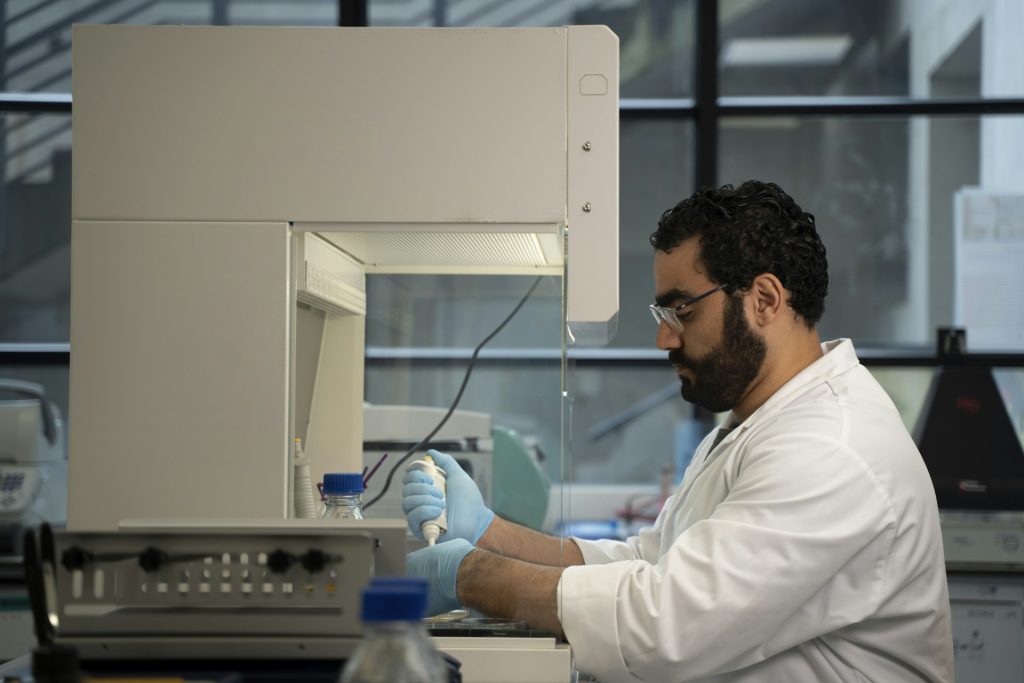 Il lievito viene trattato in condizioni di laboratorio sterili. Foto Eurac Research / Andrea De Giovanni