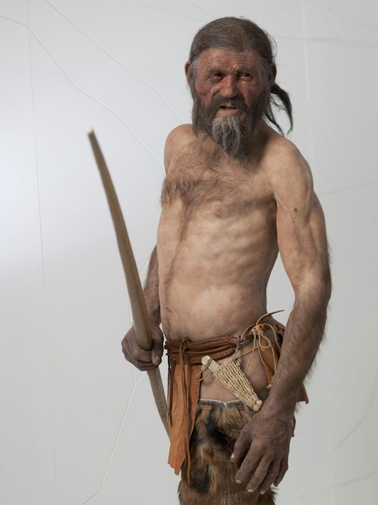 Ricostruzione di Ötzi - Foto South Tyrol Museum of Archaeology - Augustin Ochsenreiter - All rights reserved