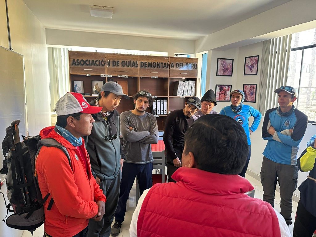 La squadra di soccorso. Foto Associazione delle Guide di Montagna del Perù