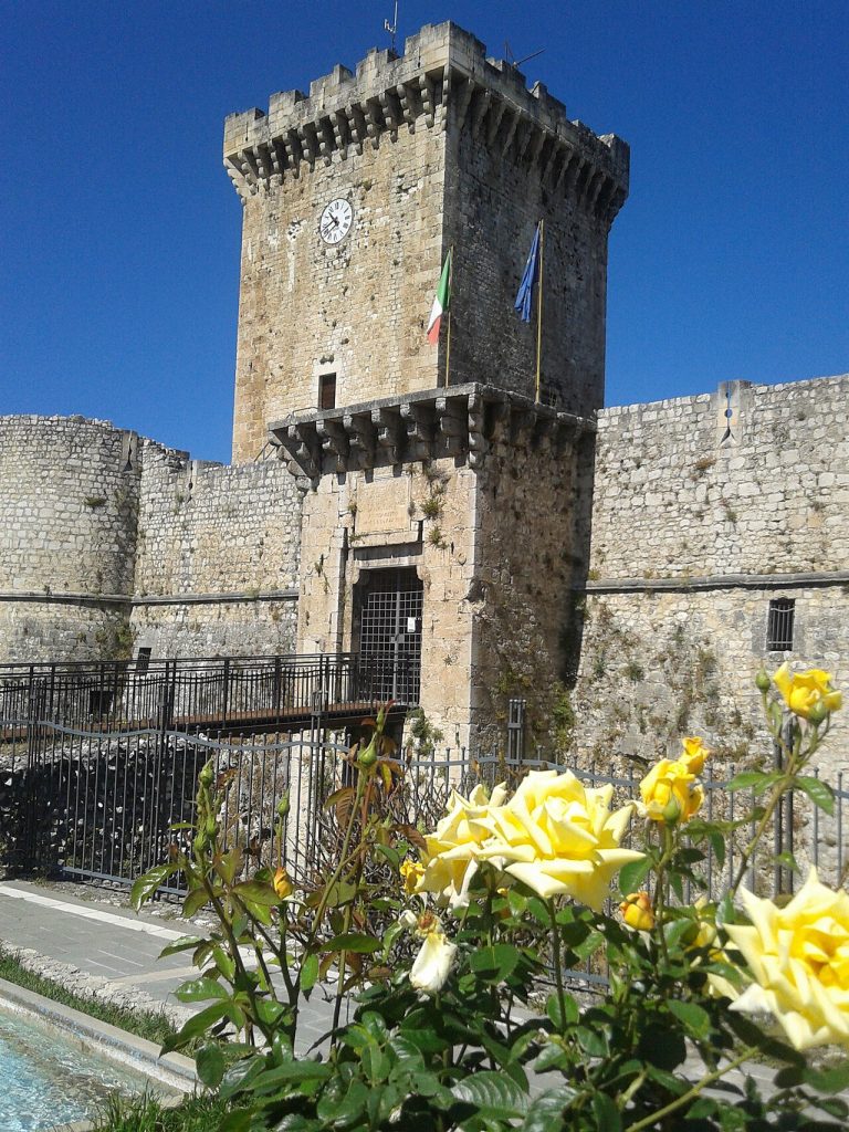 Castello Piccolomini di Ortucchio - Foto Marica Massaro - Wikimedia Commons, CC BY-SA 4.0
