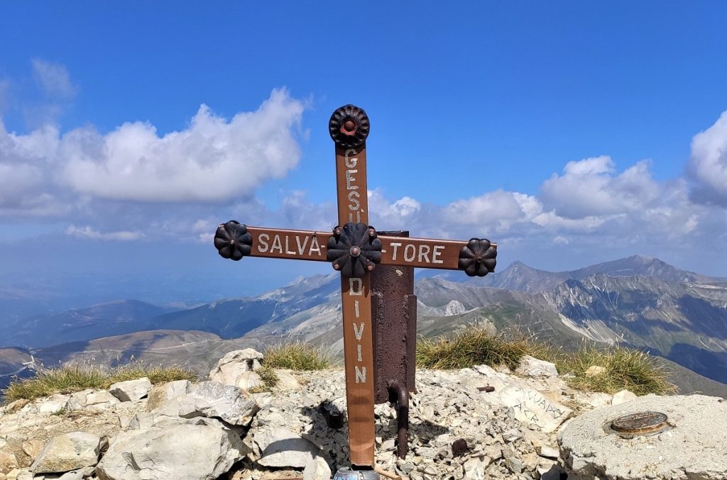 La croce in Cima Redentore prima degli atti vandalici