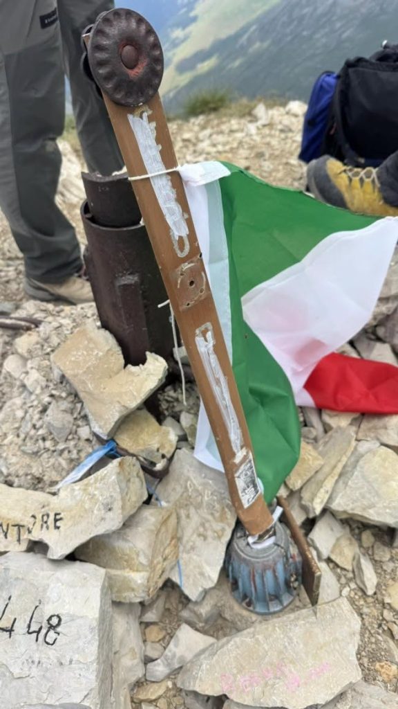 La croce vandalizzata. Foto Facebook Amanti dei Monti Sibillini Marche