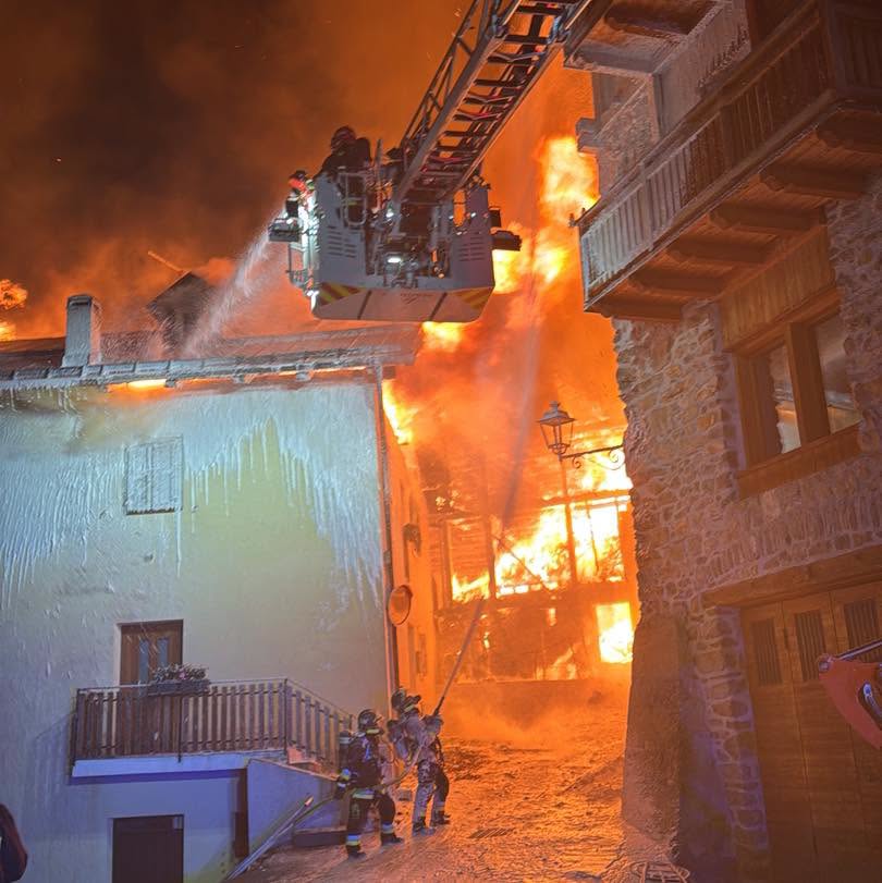 L'incendio di Vermiglio. Foto Vigili del Fuoco di Malè
