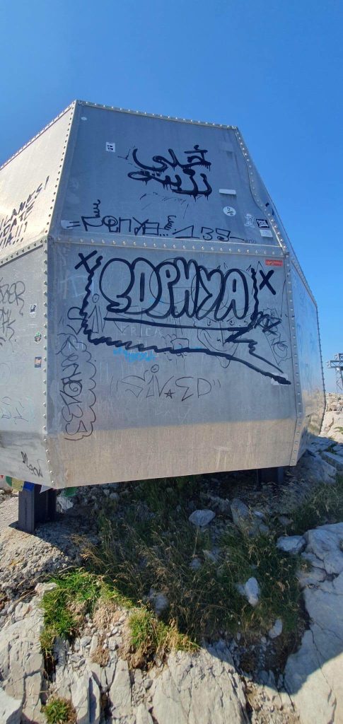 Il bivacco Ferrario ricoperto di graffiti - Immagini realizzate e condivise da soci del CAI Sovico
