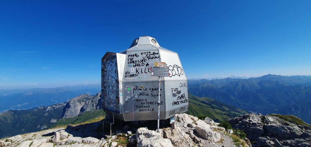 Il bivacco Ferrario ricoperto di graffiti - Immagini realizzate e condivise da soci del CAI Sovico