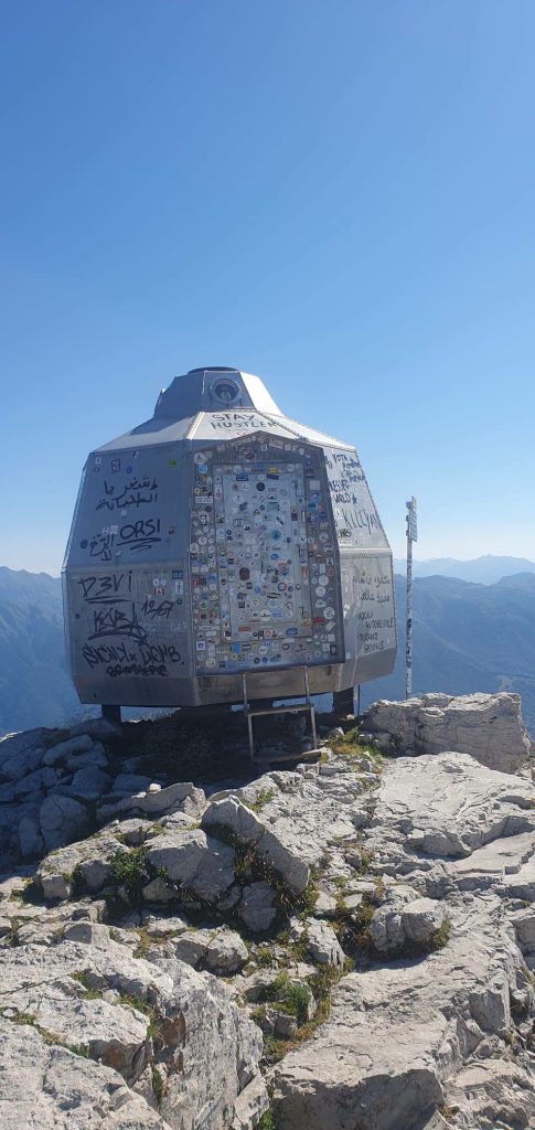 Il bivacco Ferrario ricoperto di graffiti - Immagini realizzate e condivise da soci del CAI Sovico