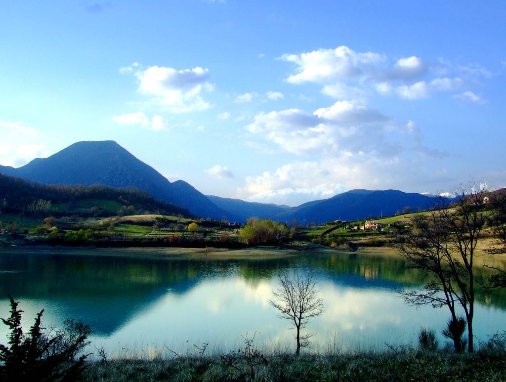 Lago di Castel San Vincenzo - Foto Fabio Pitisci - Wikimedia Commons, CC BY-SA 3.0