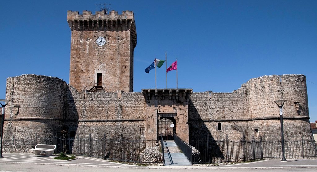 Castello Piccolomini di Ortucchio - Foto Casalephotography - Wikimedia Commons, CC BY-SA 4.0,