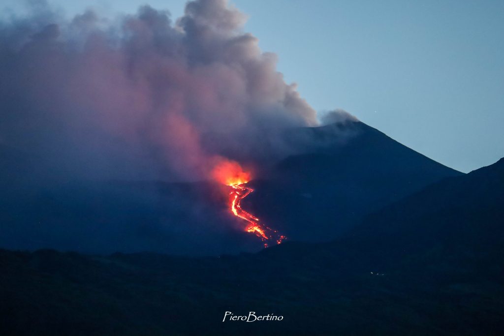 Etna, la nuova colata lavica a 3.000 m - Foto Piero Bertinoalle del Bove - Foto Piero Bertino